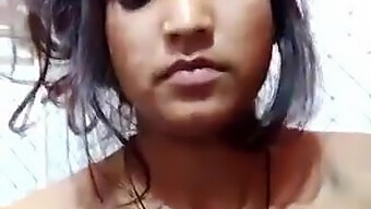 Garotas Indianas Ficam Excitadas E Excitadas Neste Vídeo Hardcore