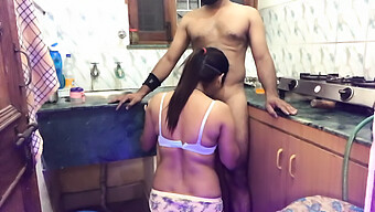 Marido Amador Faz Sexo Áspero Com Sua Esposa Enquanto Brinca Com A Garganta Profunda E Os Mamilos