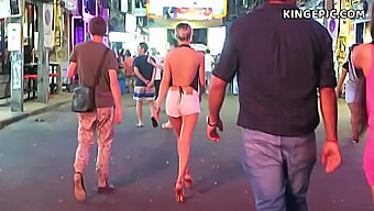 Vestlig Turist Udforsker Bangkoks Sexindustri