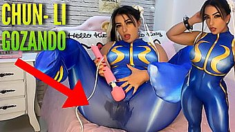 Chun Li Cosplay Lepotica Si Uživa Z Hitachi Vibratorjem Do Intenzivnega Orgazma