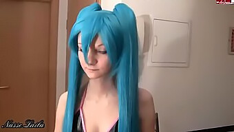 Alman Genç, Miku Hatsune Hentai Ile Cosplay Seks Sahnesinde Yüzüne Boşalıyor