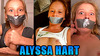 Den Lille Amerikanske Rødhårede Alyssa Hart Bliver Dæmpet Med Gaffatape I En Række Bondage-Videoer.